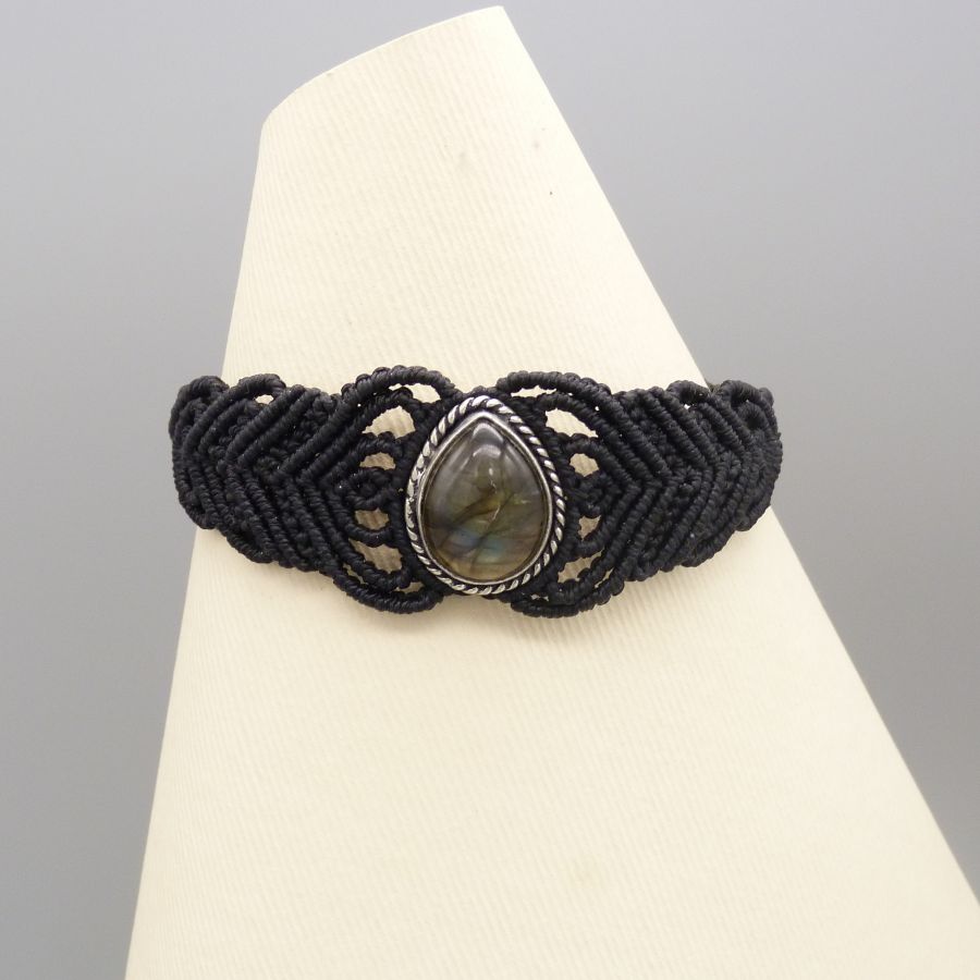 Zwarte micro-macramé armband met een labradoriet gezet in het midden