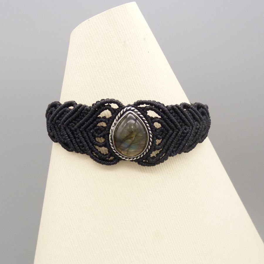 Zwarte micro-macramé armband met een labradoriet gezet in het midden