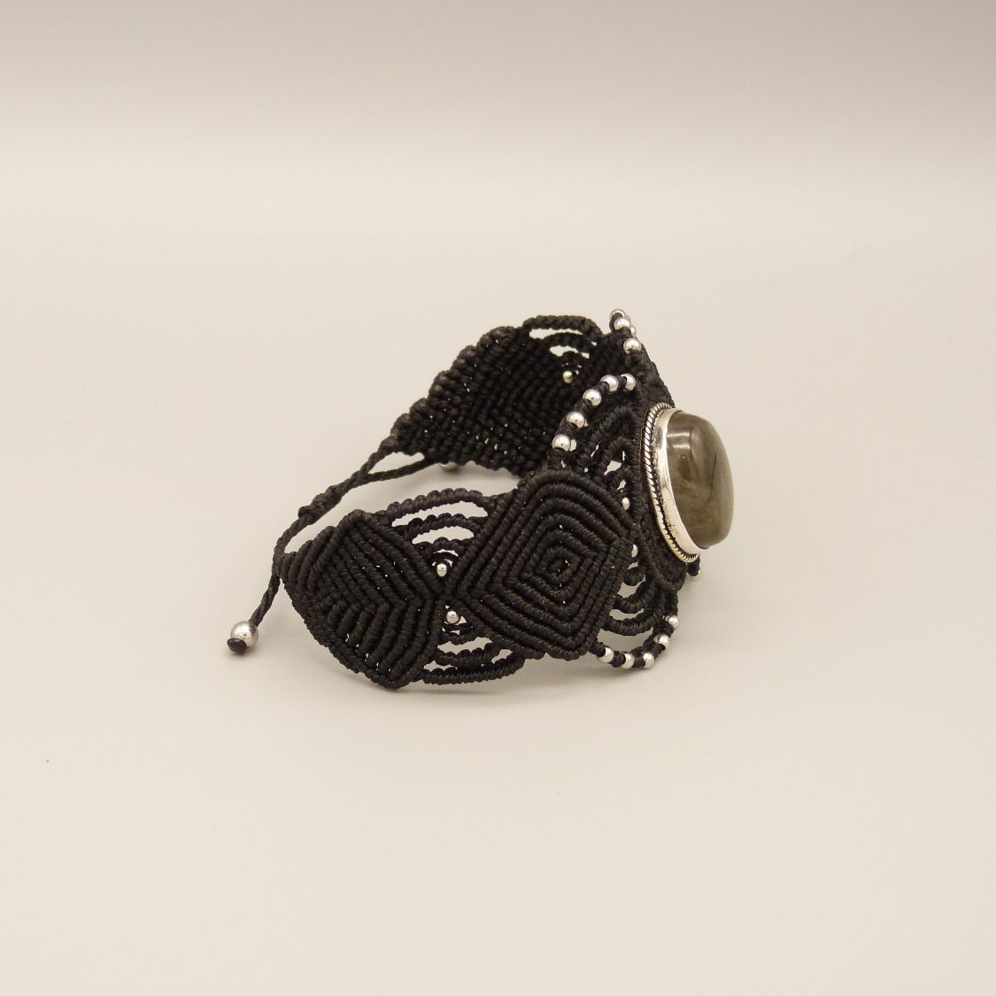 Zwarte micro-macramé armband met een labradoriet gezet in het midden