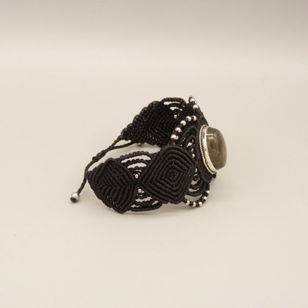 Zwarte micro-macram&eacute; armband met een labradoriet gezet in het midden