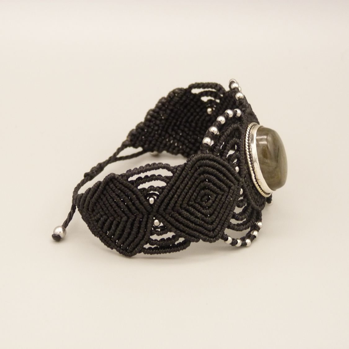 Zwarte micro-macramé armband met een labradoriet gezet in het midden
