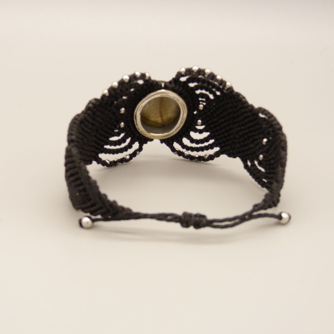 Zwarte micro-macramé armband met een labradoriet gezet in het midden