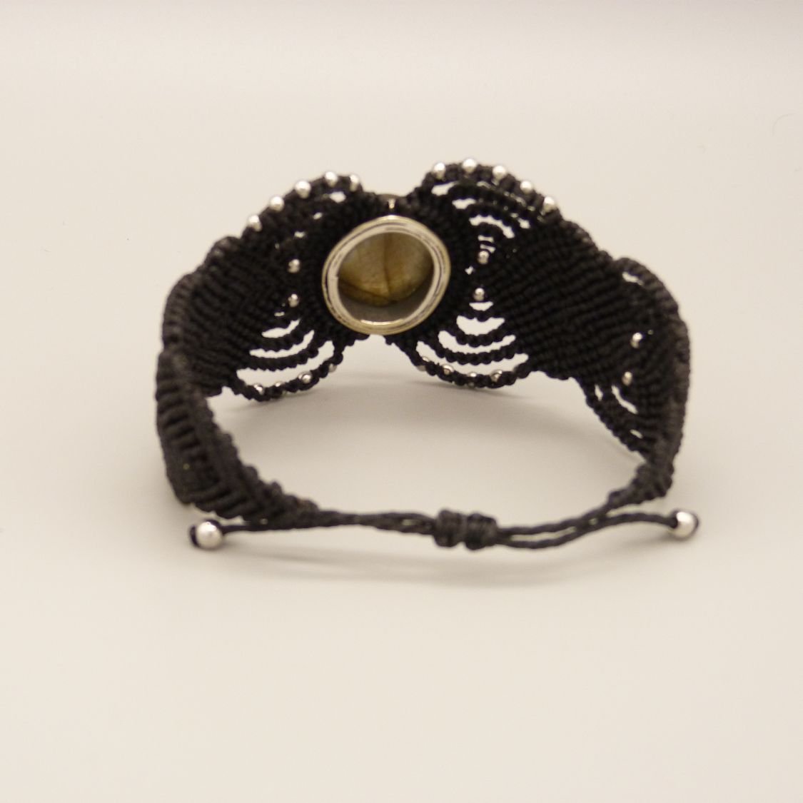 Zwarte micro-macramé armband met een labradoriet gezet in het midden