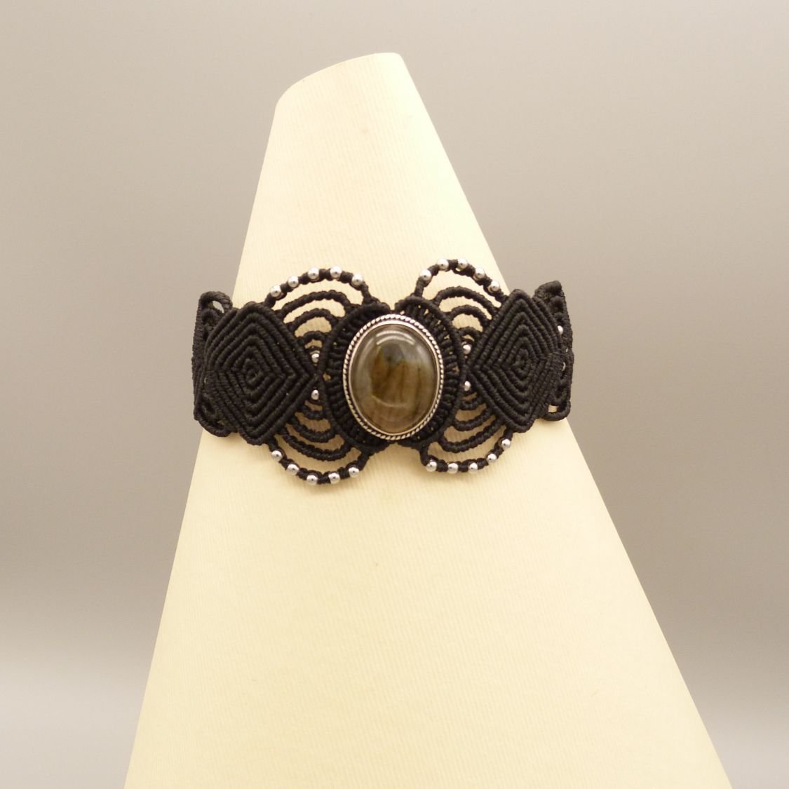 Zwarte micro-macramé armband met een labradoriet gezet in het midden