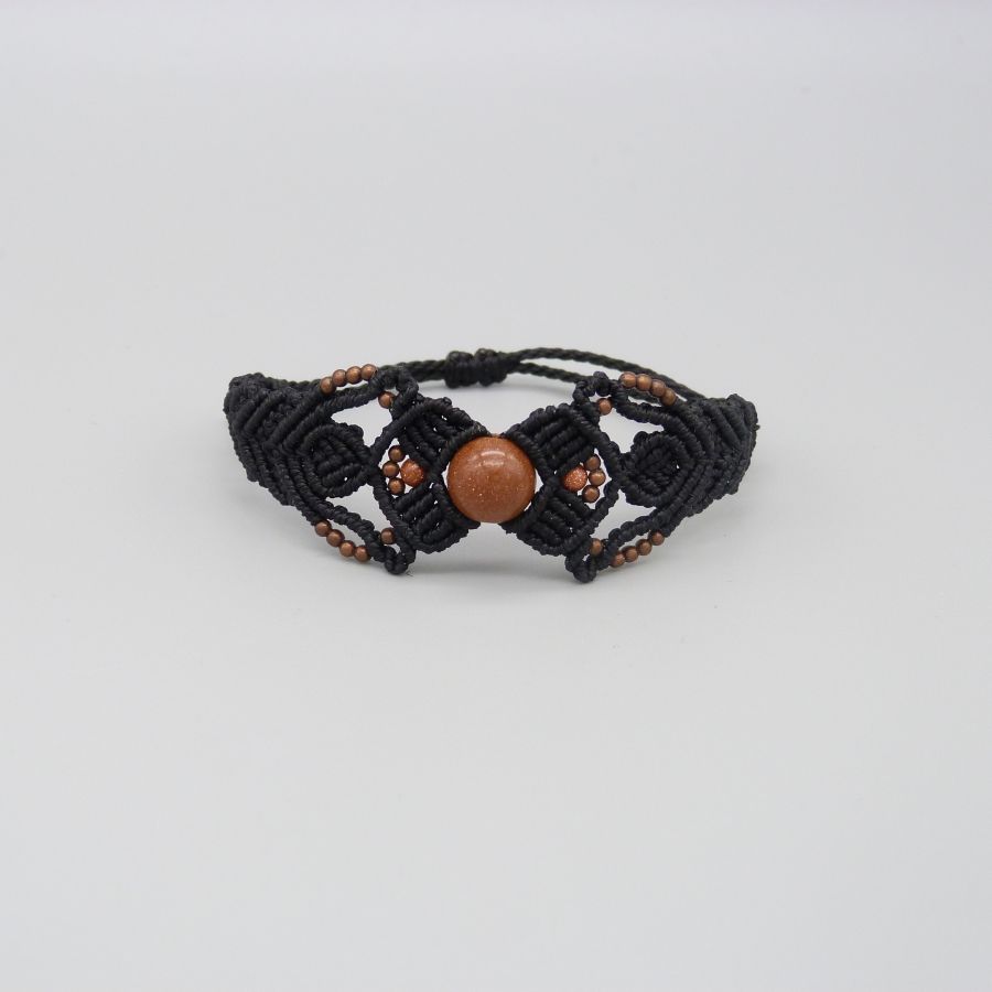 Zwarte micro-macramé armband met een centrale "sunstone" kraal