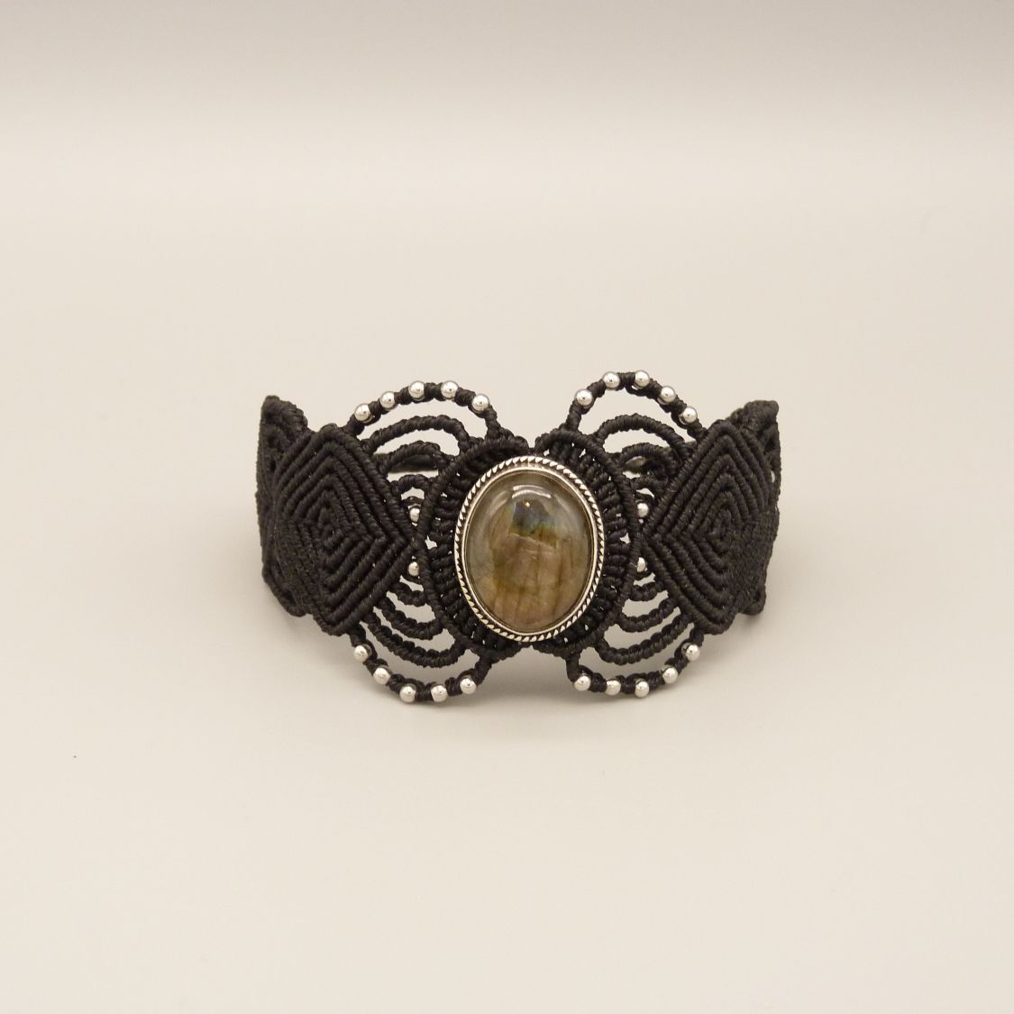 Zwarte micro-macramé armband met een labradoriet gezet in het midden