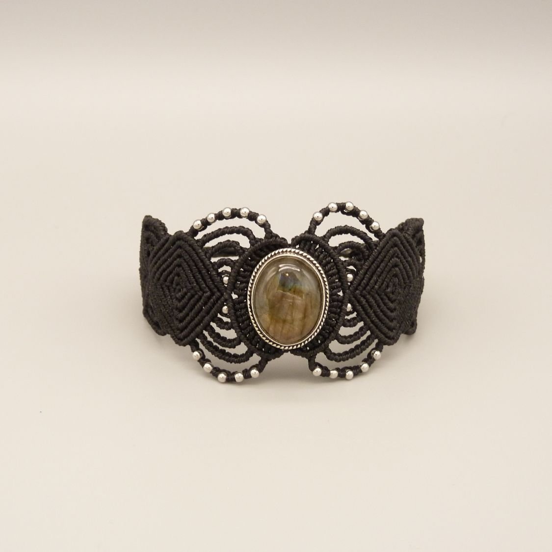 Zwarte micro-macramé armband met een labradoriet gezet in het midden