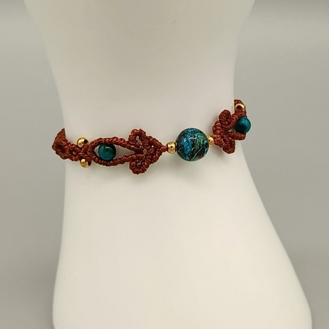 Bracelet en micro-macramé avec des perles en pierre chrysocolle