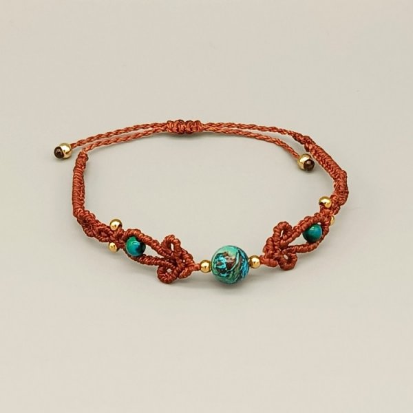 Bracelet en micro-macramé avec des perles en pierre chrysocolle
