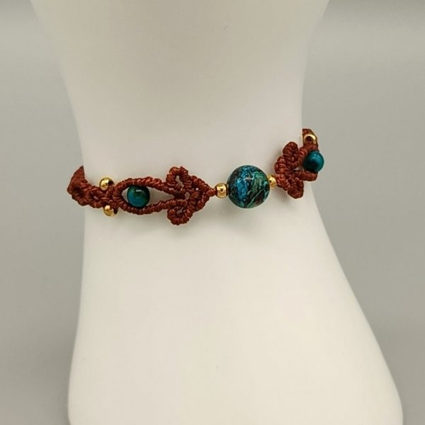 Bracelet en micro-macramé avec des perles en pierre chrysocolle