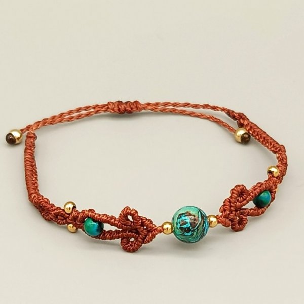 Bracelet en micro-macramé avec des perles en pierre chrysocolle