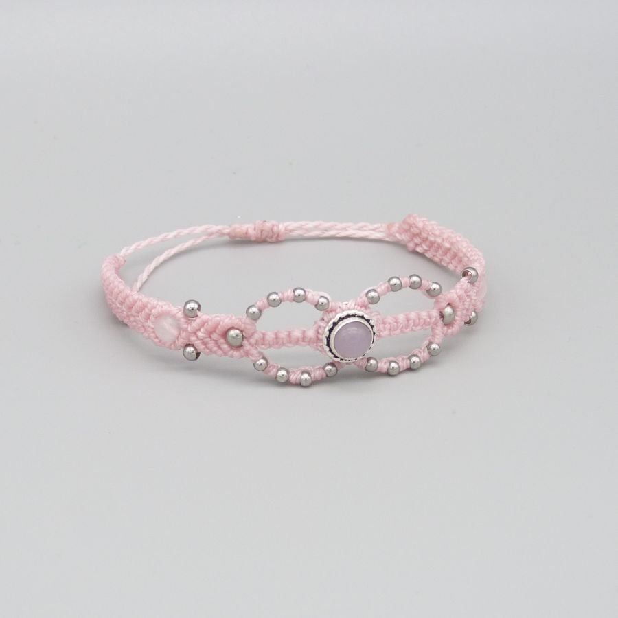 Roze micro-macramé armband met een roze kwartssteen