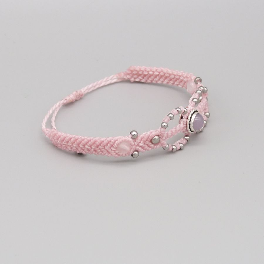 Roze micro-macramé armband met een roze kwartssteen