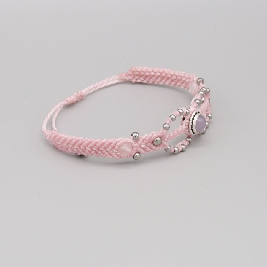 Roze micro-macramé armband met een roze kwartssteen