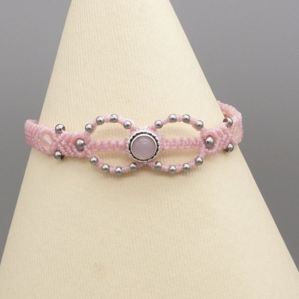 Roze micro-macram&eacute; armband met een roze kwartssteen