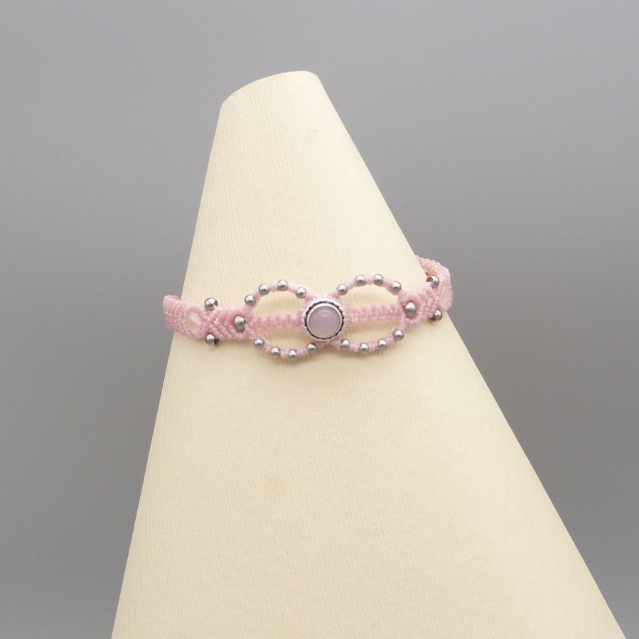 Roze micro-macramé armband met een roze kwartssteen