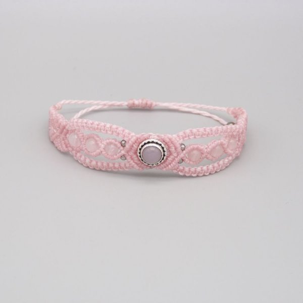 Roze micro-macram&eacute; armband met een roze kwartssteen