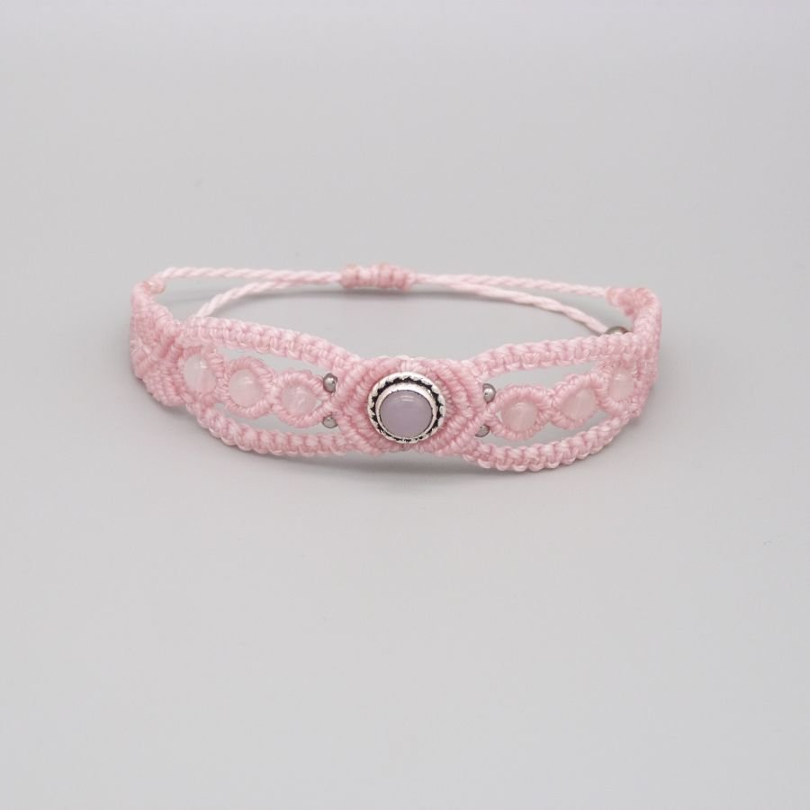 Roze micro-macramé armband met een roze kwartssteen