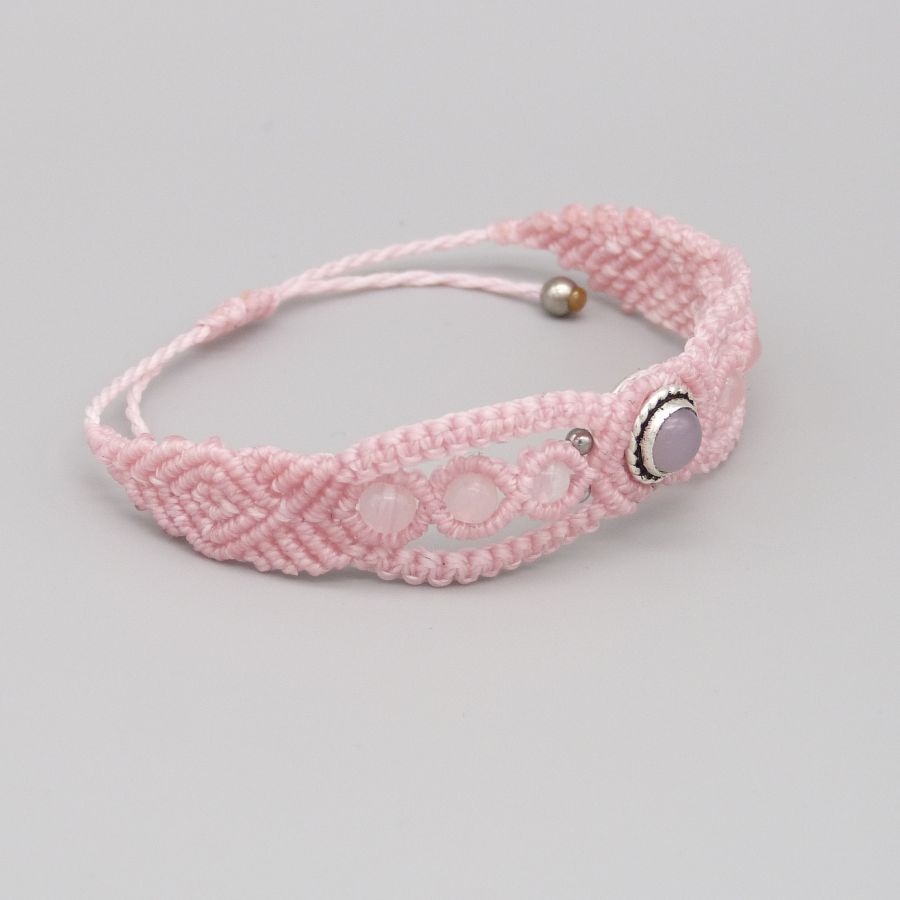 Roze micro-macramé armband met een roze kwartssteen