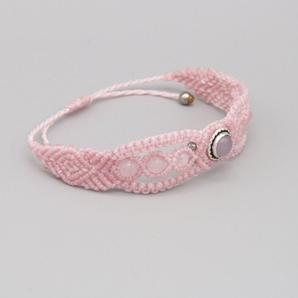 Roze micro-macram&eacute; armband met een roze kwartssteen