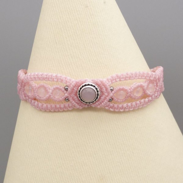 Roze micro-macram&eacute; armband met een roze kwartssteen