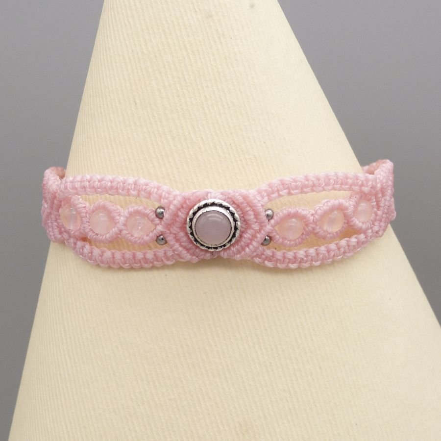 Roze micro-macramé armband met een roze kwartssteen