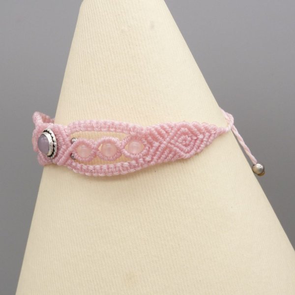 Roze micro-macram&eacute; armband met een roze kwartssteen