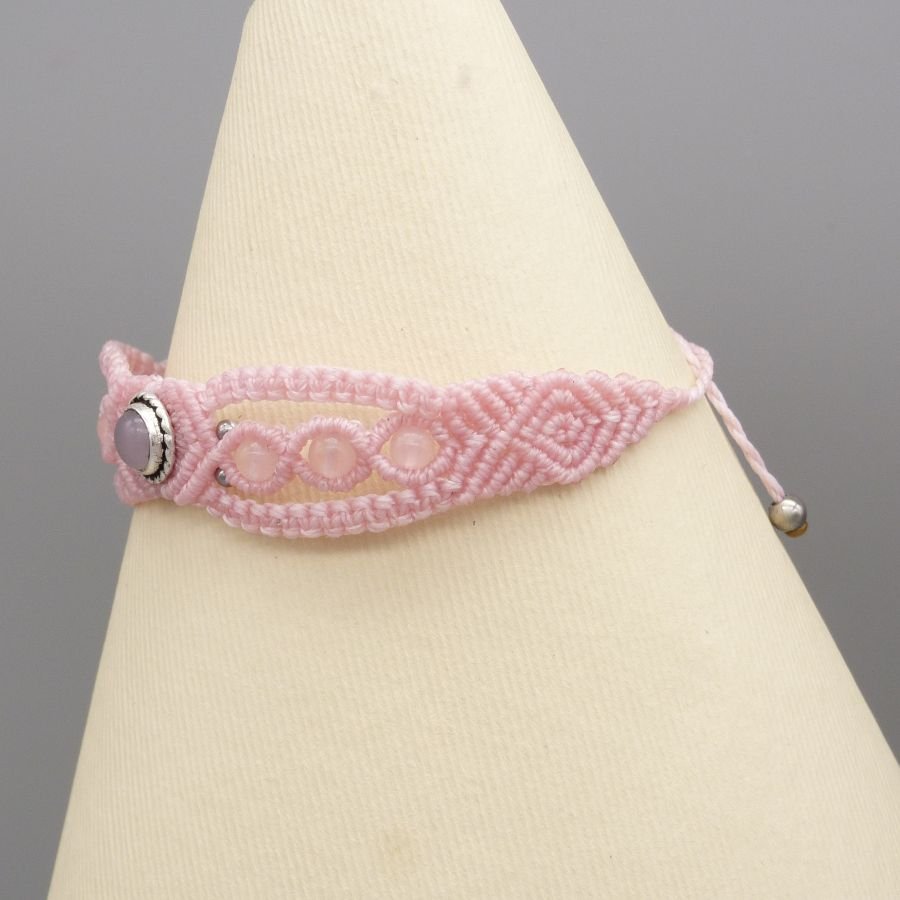 Roze micro-macramé armband met een roze kwartssteen