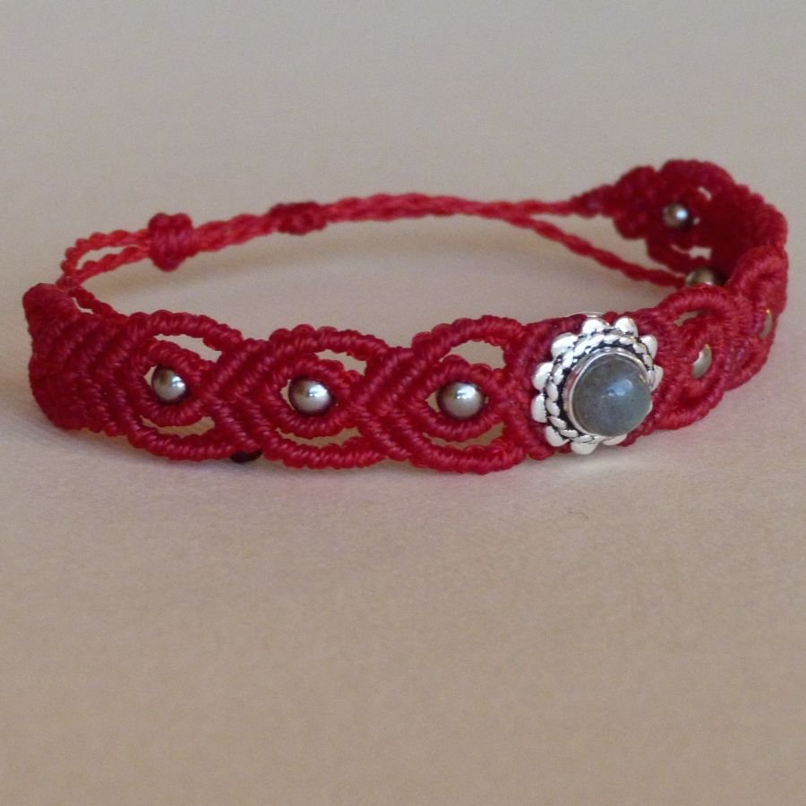 Rode micro-macramé armband met labradoriet gezet in metaal
