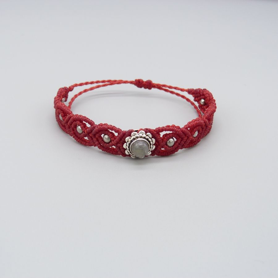 Rode micro-macramé armband met labradoriet gezet in metaal