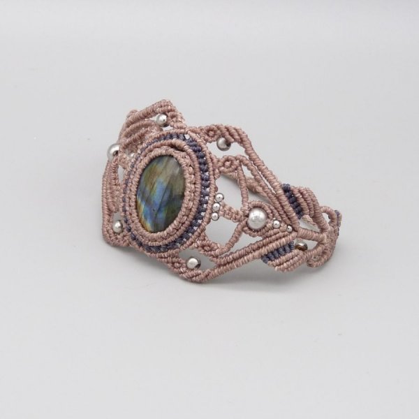 Taupe micro-macram&eacute; armband met labradoriet