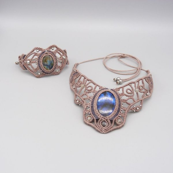 Taupe micro-macram&eacute; armband met labradoriet