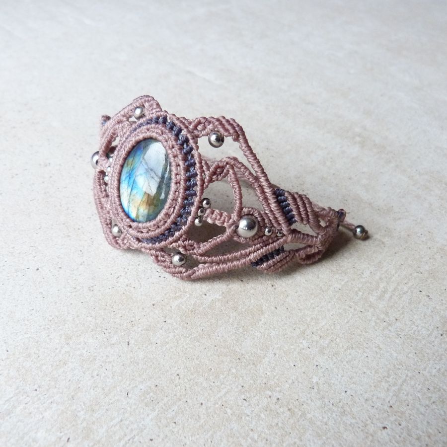 Taupe micro-macramé armband met labradoriet