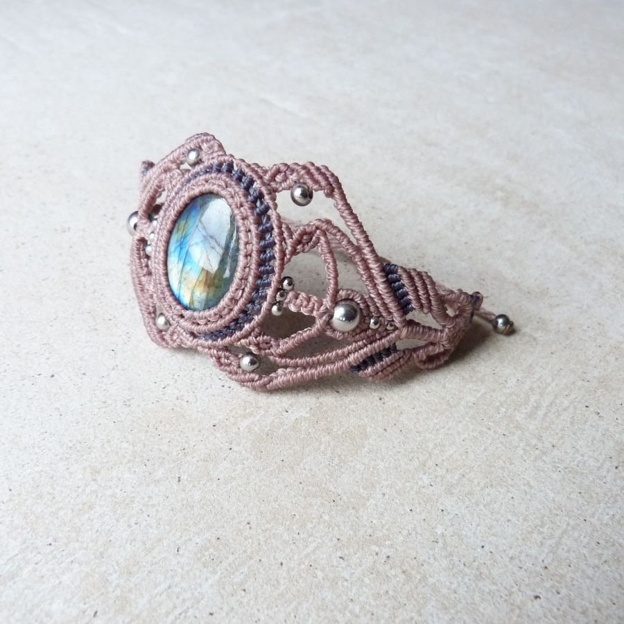 Taupe micro-macramé armband met labradoriet