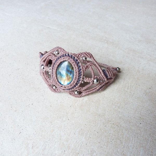 Taupe micro-macram&eacute; armband met labradoriet