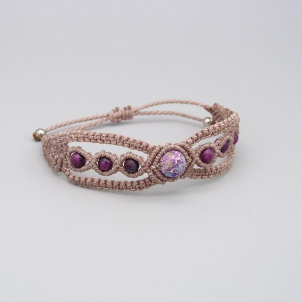 Taupe micro-macram&eacute; armband met een blauwviolette keizerlijke jaspis edelsteen