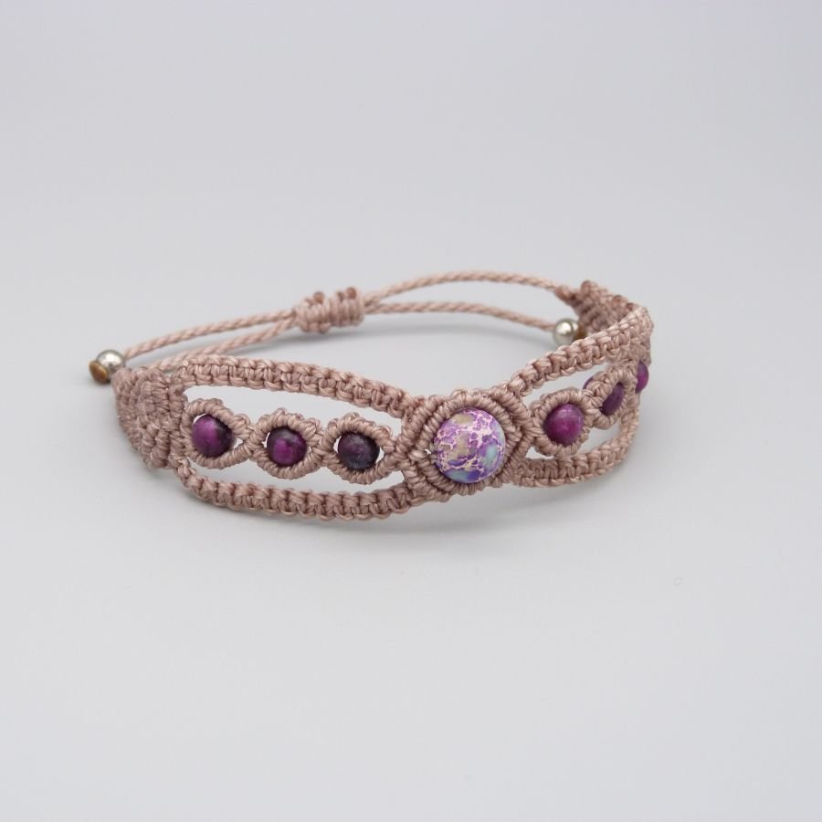 Taupe micro-macramé armband met een blauwviolette keizerlijke jaspis edelsteen