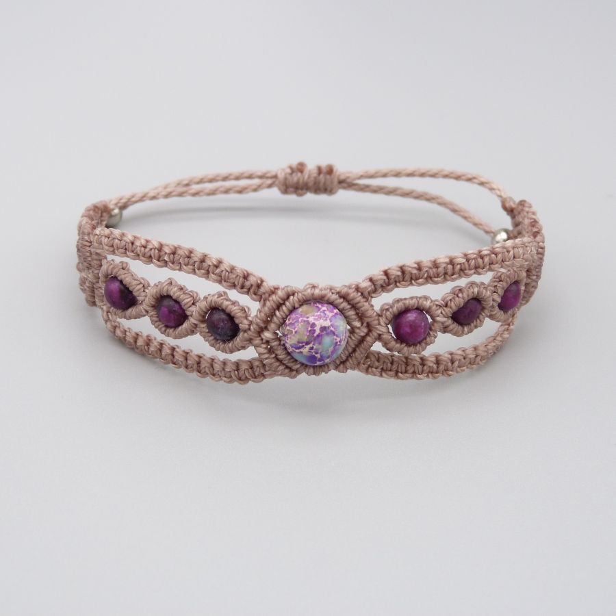 Taupe micro-macramé armband met een blauwviolette keizerlijke jaspis edelsteen