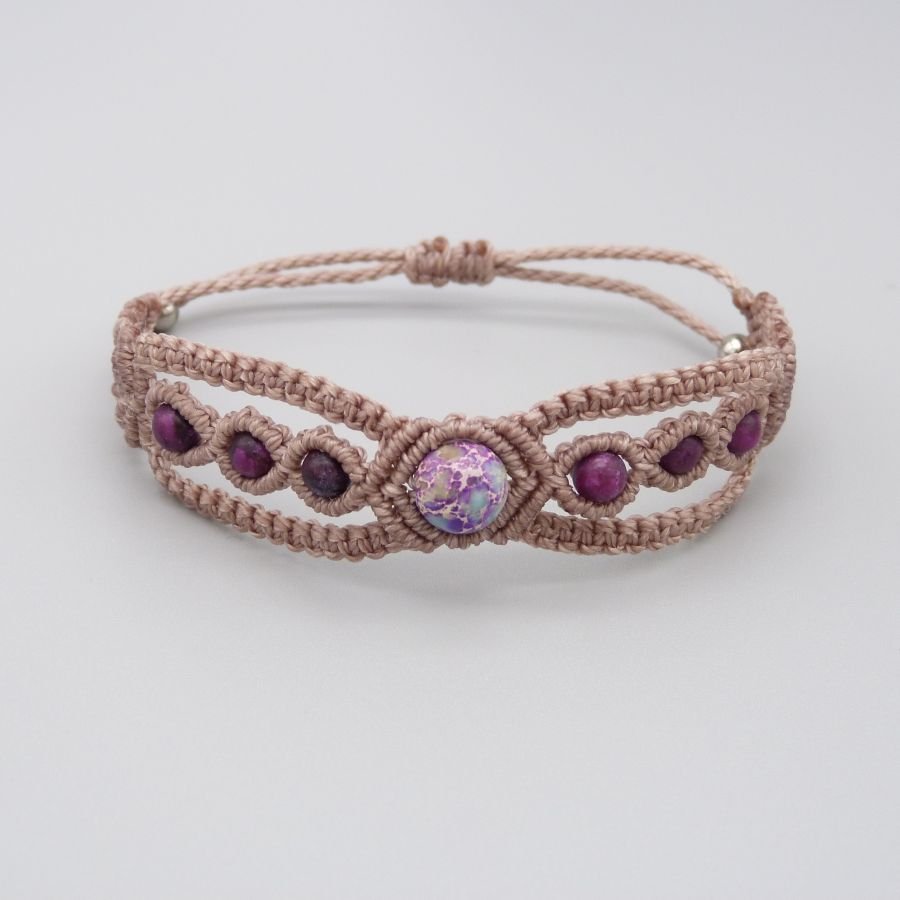 Taupe micro-macramé armband met een blauwviolette keizerlijke jaspis edelsteen