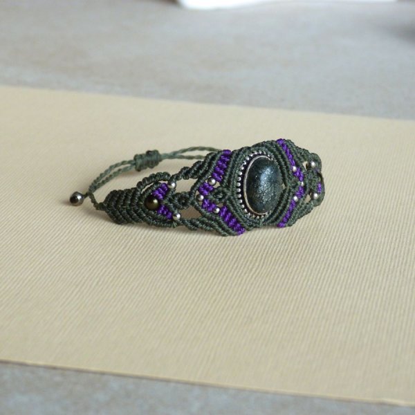 Groene micro-macram&eacute; armband met een steen gezet in metaal