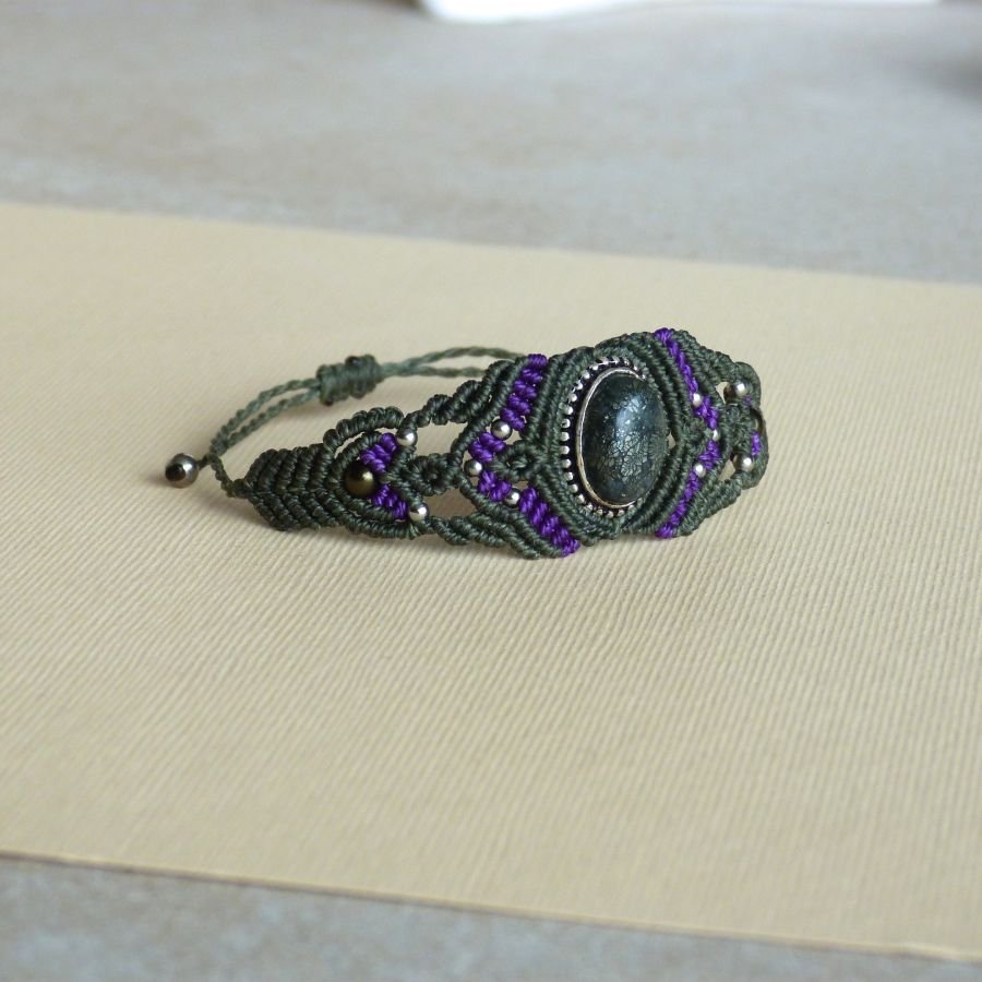 Groene micro-macramé armband met een steen gezet in metaal