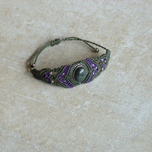 Groene micro-macram&eacute; armband met een steen gezet in metaal