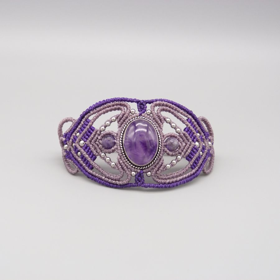 Paarse micro-macramé armband met een amethist gezet in het midden