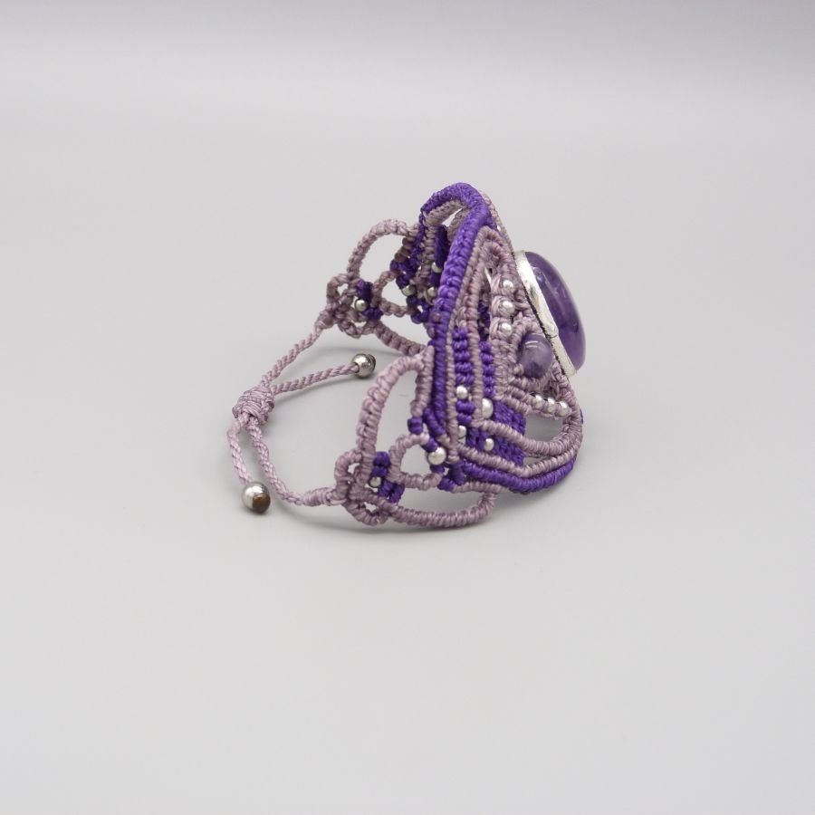 Paarse micro-macramé armband met een amethist gezet in het midden