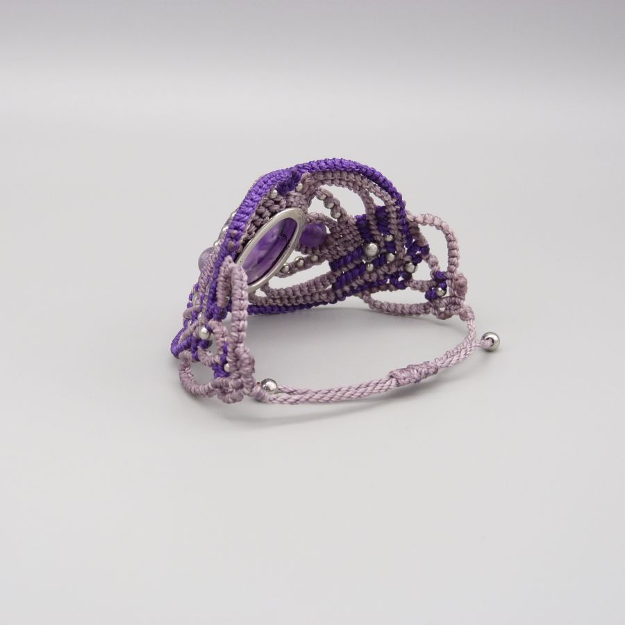 Paarse micro-macramé armband met een amethist gezet in het midden