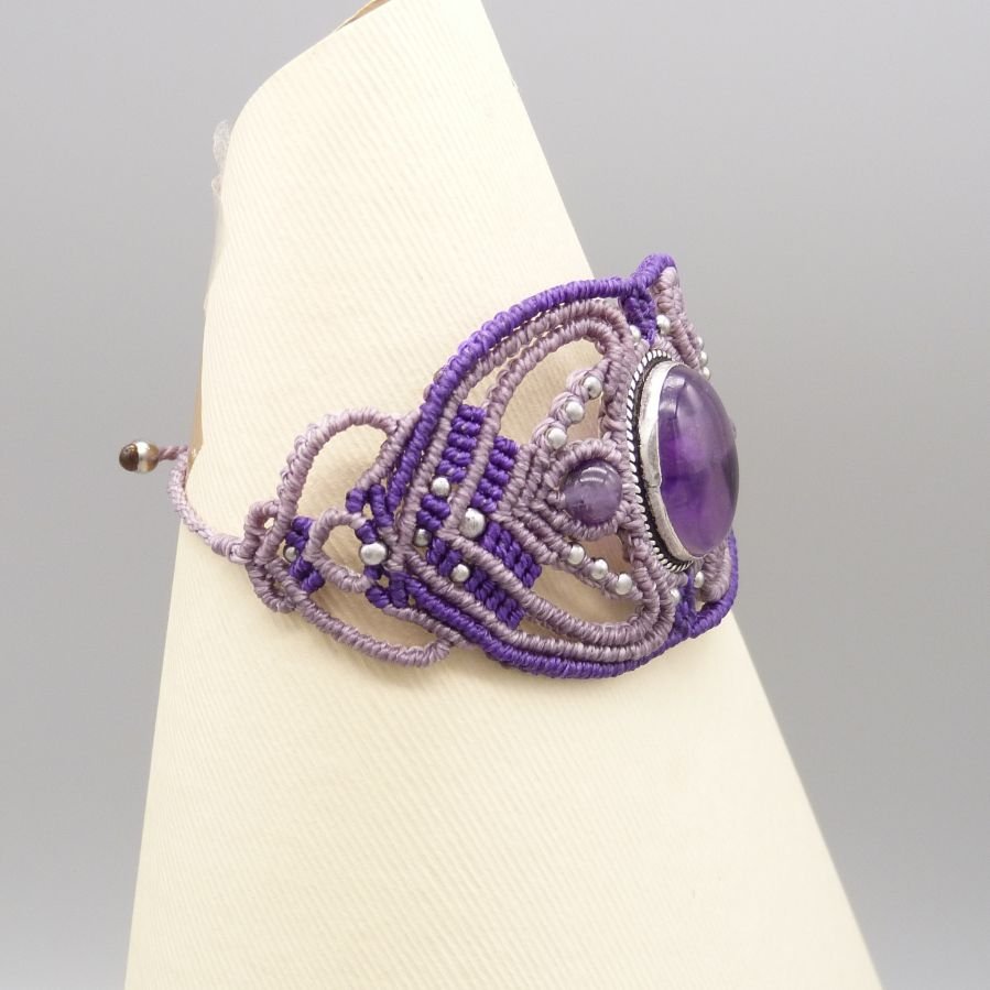 Paarse micro-macramé armband met een amethist gezet in het midden