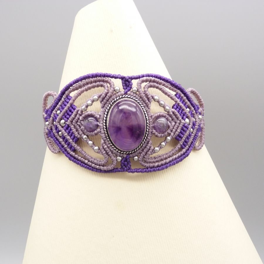 Paarse micro-macramé armband met een amethist gezet in het midden