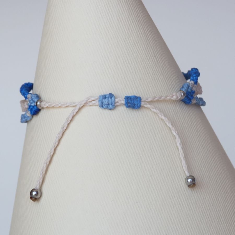 3 in 1 micro-macramé armband in blauw en beige zand