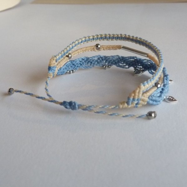 Bracelet multi-rangs 3 en 1 bleu pastel et cr&egrave;me en micro-macram&eacute;  