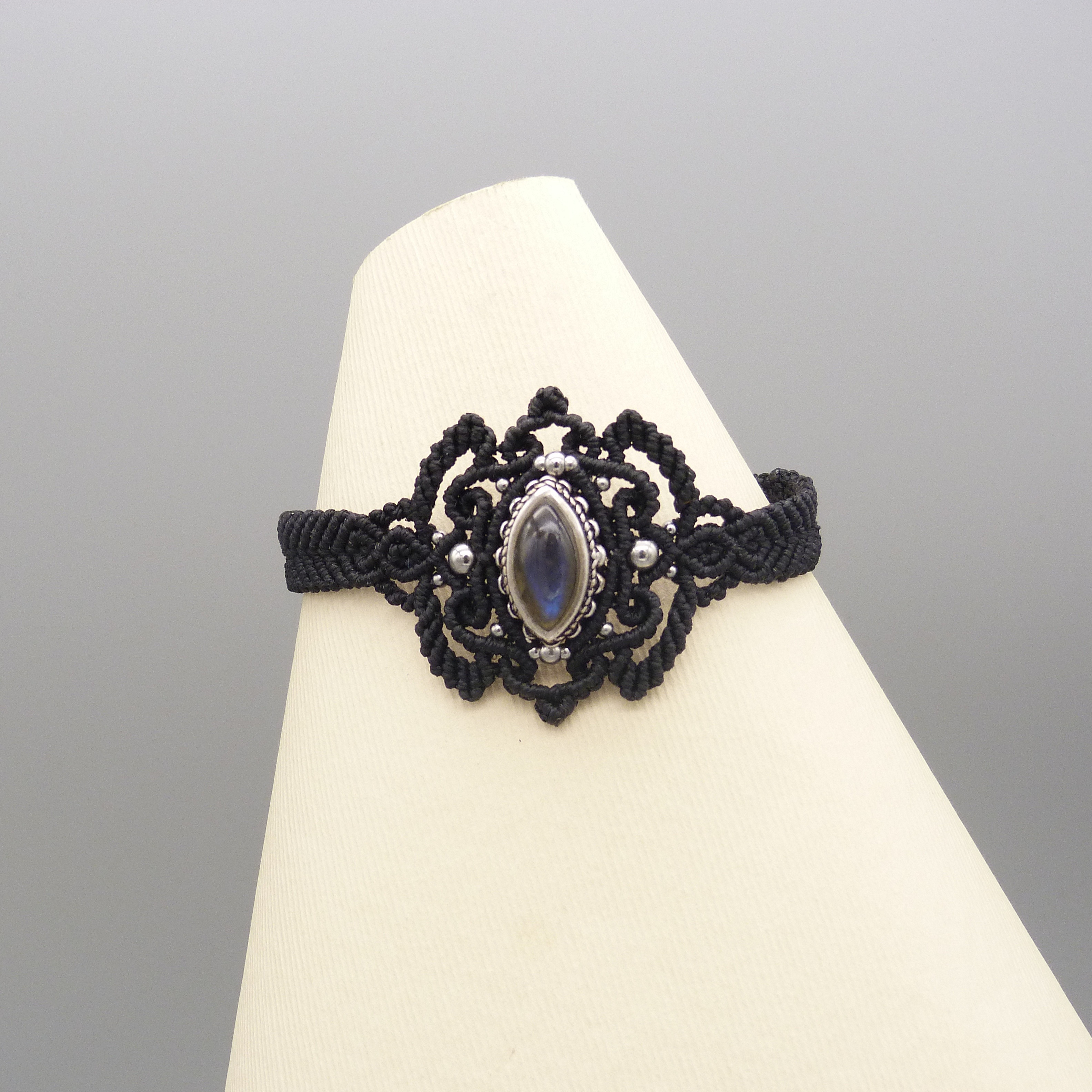 Bracelet noir en micro-macram&eacute;  avec labradorite sertie